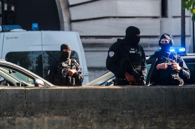 Vanredno u Parizu – upucan dok je je vikao: "Francuska je pod kontrolom ISIS-a"