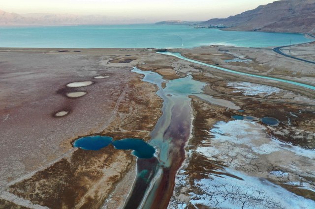 Mrtvo more se povlači, izbijaju čudni krateri: 