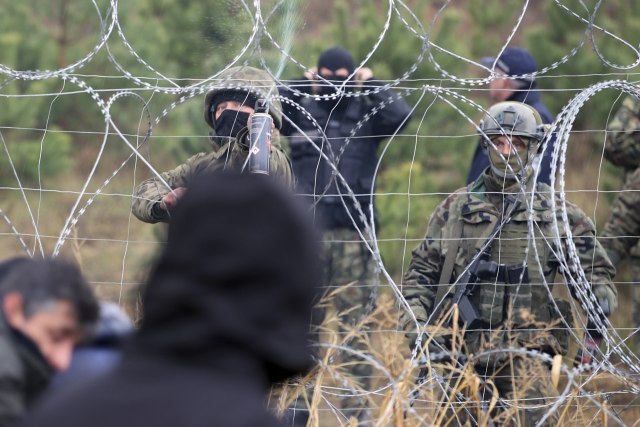 Tensions at the border: Migrants set up tents, Lithuania sends armed troops VIDEO