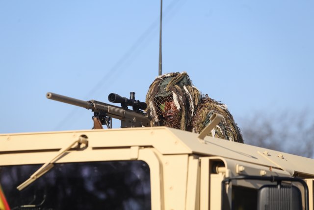 Amerièka vojska testirala novo oružje: Izmeðu snajpera i obiène puške VIDEO