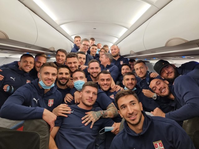 Vučić iznenadio fudbalere u avionu – i obećao milion evra za pobedu