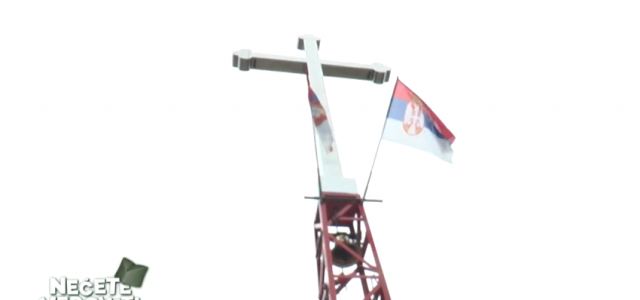 Meštani sela kod Osečine na brdu iznad svojih kuća podigli antikovid krst