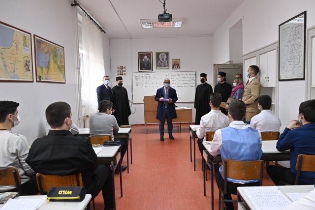 Vesić podelio tablete učenicima Bogoslovije