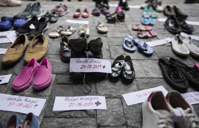 Na stotine pari cipela na trgu u Podgorici; broj 2.231 i poruka za "ministarku smrti" FOTO/VIDEO