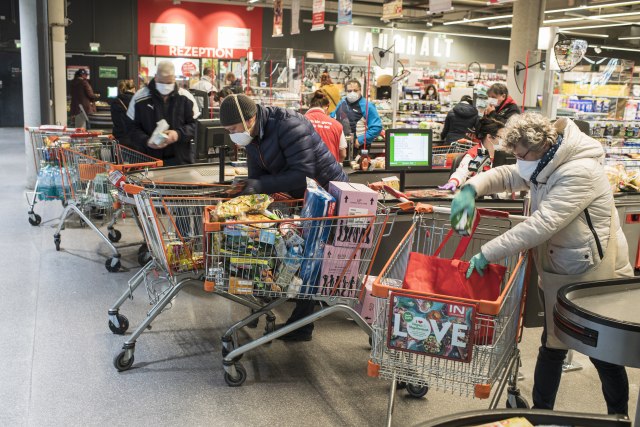 Haos u prodavnicama zbog lokdauna: Privreda Austrije gubi milijardu evra nedeljno