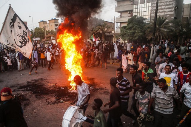 Sudan: Snage bezbednosti suzavcem na demonstrante