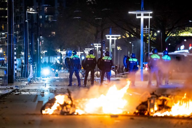 Dramatiène slike sa protesta: Stotine ljudi izašlo na ulice; policija reagovala; vodeni topovi i suzavac FOTO