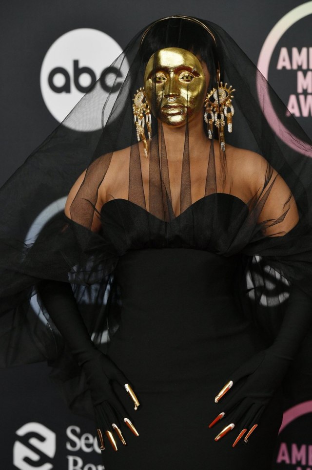 Kardi Bi neprepoznatljiva – crna haljina i zlatna maska obeležile dodelu nagrada FOTO