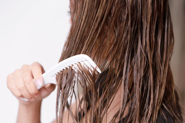 Da li kosu treba raščešljavati dok je mokra ili je bolje sačekati da se osuši