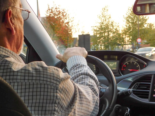 Nemaèka stimuliše starije da ne voze: Vratite dozvolu i èeka vas besplatan javni prevoz