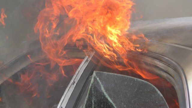 Novi Sad: Taksi se zapalio u vožnji
