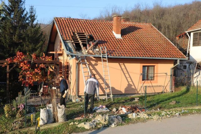 Poèela obnova kuæa u Leštanima; Vesiæ: "Život ne može da èeka papire, procene, peèate…" FOTO
