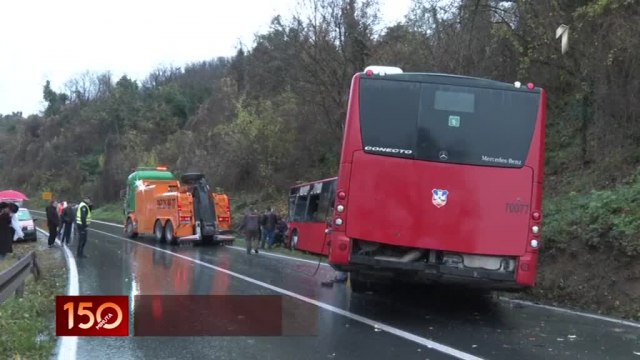Nesreća kod Umke – prevrnuo se autobus, povređeno 10 ljudi; putnici iskakali kroz prozor VIDEO/FOTO