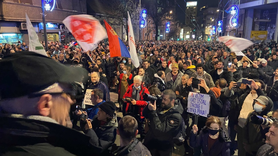 Protest, opozicija, Srbija: Zahtev da bude osloboðen èovek koji se tukao na bageru u Šapcu