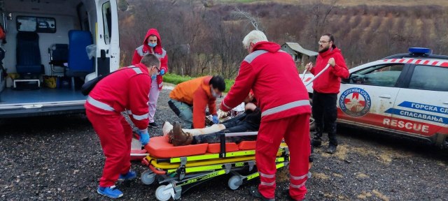 Uspešno spasen povreðeni muškarac na Fruškoj Gori FOTO