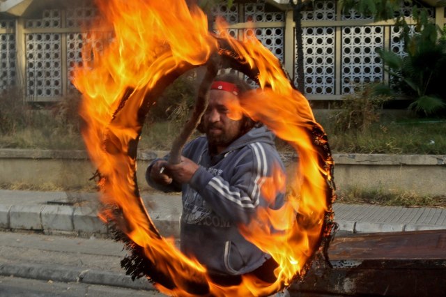 Kriza uzima maha: Zapaljenim gumama blokirali puteve FOTO