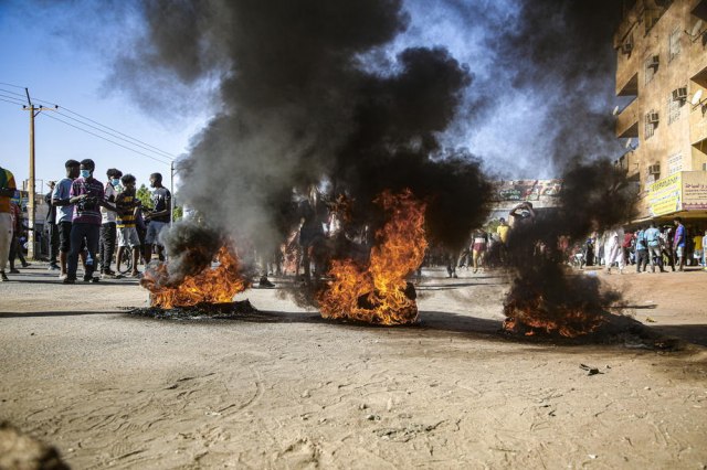 Kartum: Suzavcem na demonstrante, policija zaposela centar grada