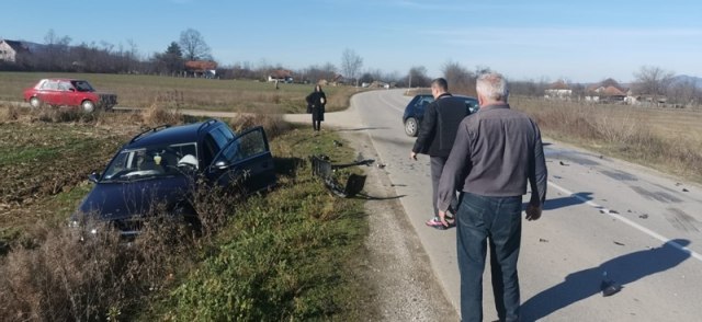 Udes na starom putu Čačak - Kraljevo: Od siline udara jedno vozilo sletelo sa puta FOTO