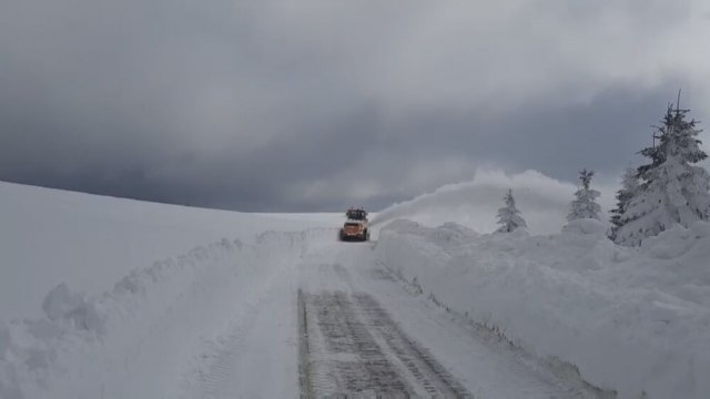 Ne krećite na put preko ove planine; sneg zavejao Goliju, vetar pravi smetove FOTO