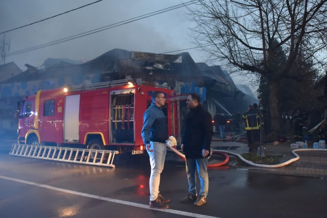 Dogašavanje požara u Obrenovcu još traje; dve osobe nestale FOTO