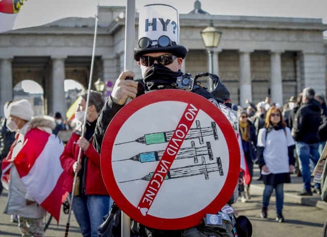 Više incidenata i privođenja na protestima u Beču; Policija koristila biber sprej VIDEO