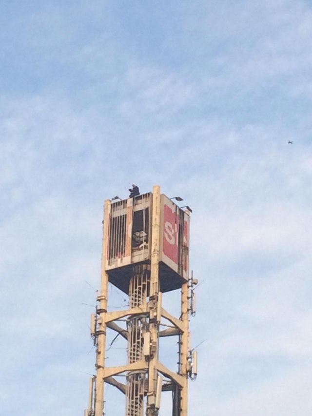 Demonstrant se popeo na toranj pored Sava centra VIDEO/FOTO