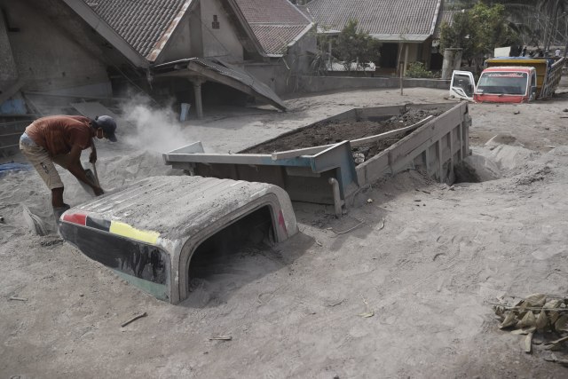 Najmanje 13 mrtvih u erupciji vulkana u Indoneziji