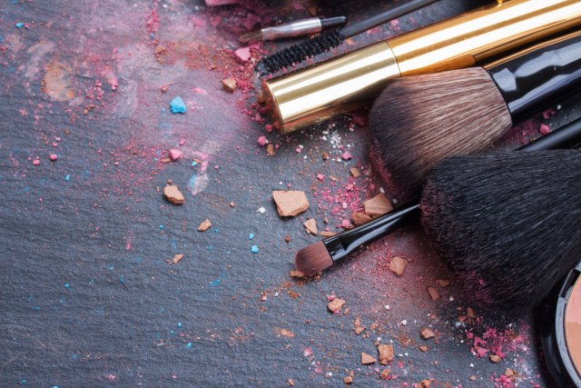 Najjednostavniji naèin èišæenja èetkica za šminku: Ovaj metod koristi slavni šminker Kim Kardašijan