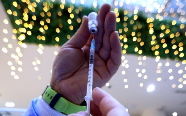 Italijan pokušao da se vakciniše sa lažnom rukom
