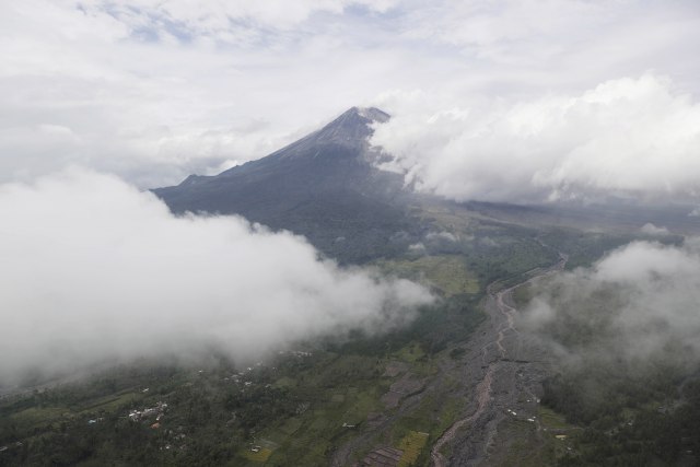 Najmanje 15 ljudi stradalo, 27 nestalo u erupciji vulkana