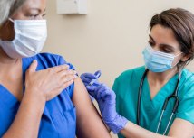 Medicinski radnici u Engleskoj moraju da budu potpuno vakcinisani do 1. aprila, prema propisima vlade/Getty Images