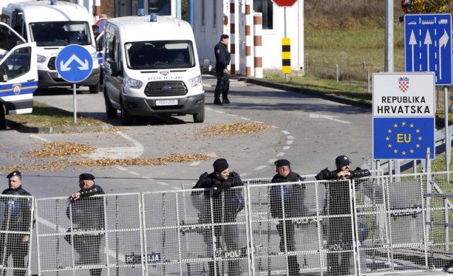 Hrvatski policajci udaljeni sa dužnosti zbog nasilja nad migrantima