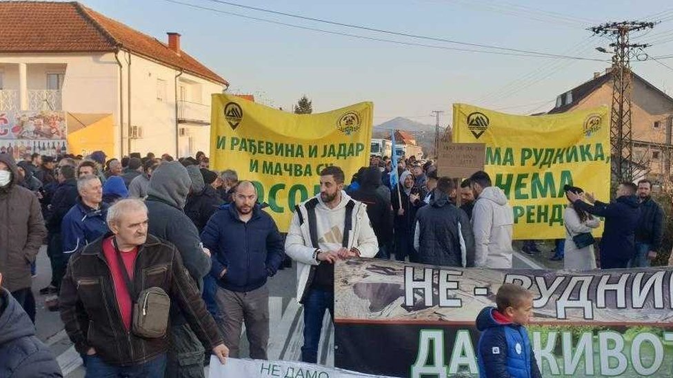 Srbija, politika i protesti: Vlada Srbije povukla Zakon o eksproprijaciji, Vuèiæ: "Sumanuto kratki rokovi"