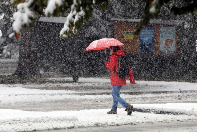 Sneg napravio kolaps: Očekuju se rekordne padavine, povređeno devet osoba VIDEO/FOTO