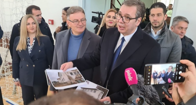 Vučić obišao obnovljenu osnovnu školu u Ražnju, pokazao kako je izgledala pre FOTO