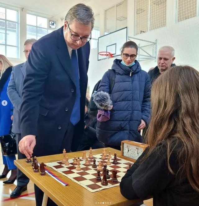 Vuèiæ u poseti Niškom okrugu: Aplauzima doèekan u Ražnju, partija šaha sa decom VIDEO/FOTO