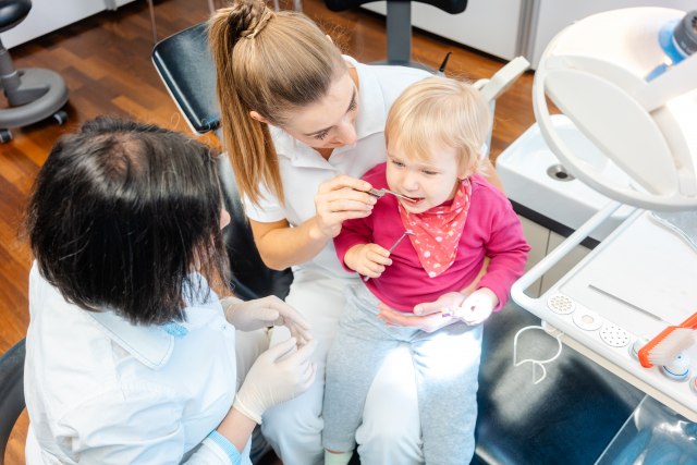 Ovako se dete neæe plašiti zubara - prva poseta stomatologu