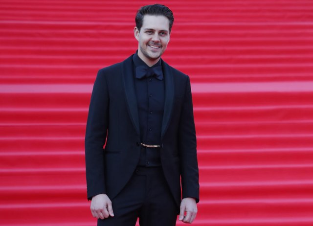 Da li nam Miloš Bikoviæ nešto poruèuje? Prva objava sa devojkom na Instagramu, a na njoj simbol...