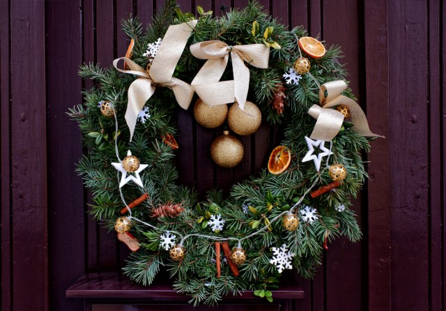 Napravite DEKORATIVNI NOVOGODIŠNJI venac i to od - OFINGERA? (VIDEO)