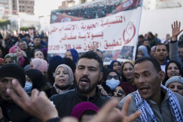 Veliki protest u Tunisu; policija suzavcem protiv demonstranata FOTO