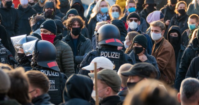 Haos na protestu protiv kovid mera u Nemačkoj, trinaest policajaca povređeno