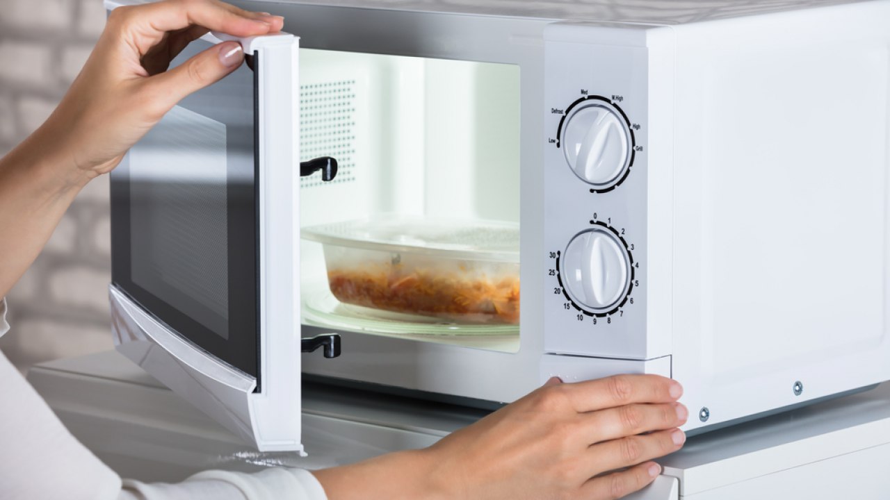 Είναι επικίνδυνο να ζεσταίνουμε φαγητό στο φούρνο μικροκυμάτων;