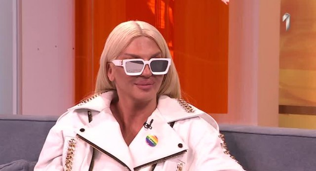 Jelena Karleuša pozirala u krilu Deda Mraza! Zagrlila ga, pa poručila: Bila sam dobra devojčica tokom cele godine... (FOTO)