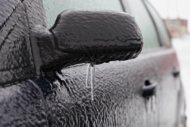 Ledena kiša u Subotici: Izvaljene bandere, uništeni automobili, pokidani strujni kablovi...