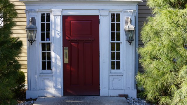 Koje boje su vaša ulazna vrata? Siva najčešće biraju napeti ljudi, žuta optimisti, a bela?