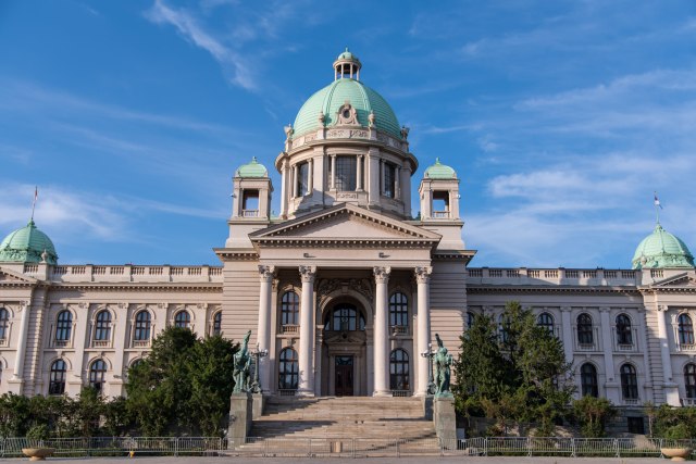 Skupština usvojila: 300.000 dinara za prvo dete