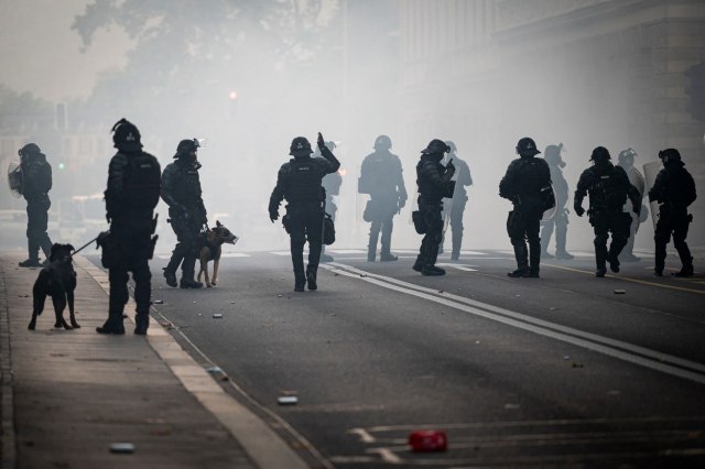 Haos se nastavlja: Žestoki sukobi; policijski pas ujeo demonstranta; izdata hitna naredba VIDEO/FOTO