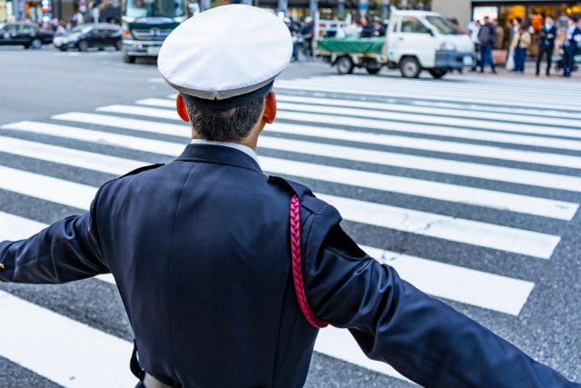 Japanski policajac pleše dok reguliše saobraæaj, Beograd je nekada imao sliènu atrakciju VIDEO