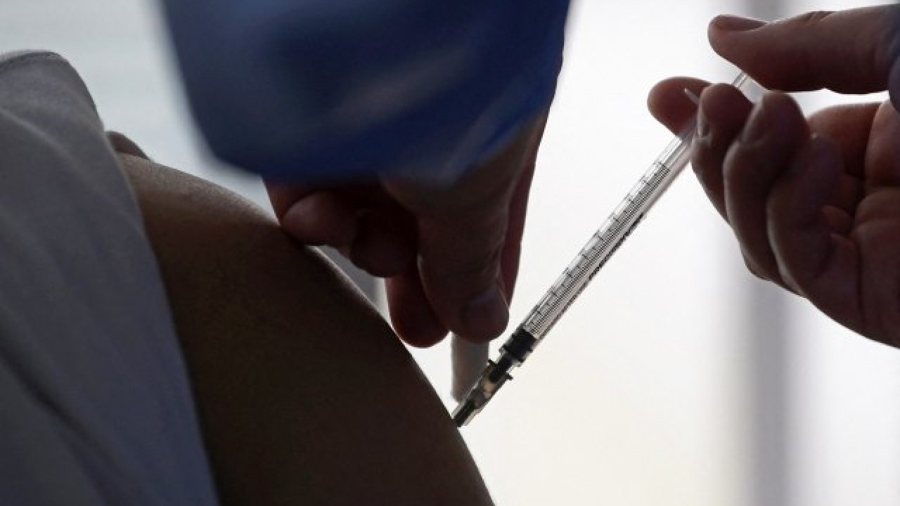 Βρετανός ειδικός: «Δεν μπορούμε να εμβολιάζουμε τον πλανήτη κάθε έξι μήνες»