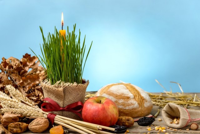 Narodna verovanja za Božić: Zašto su se Nišlije izuvale pre jela, zašto se u Vojvodini nije lupalo na vrata; šta ako padne kiša i šta NIKAKO NE VALJA RADITI!?